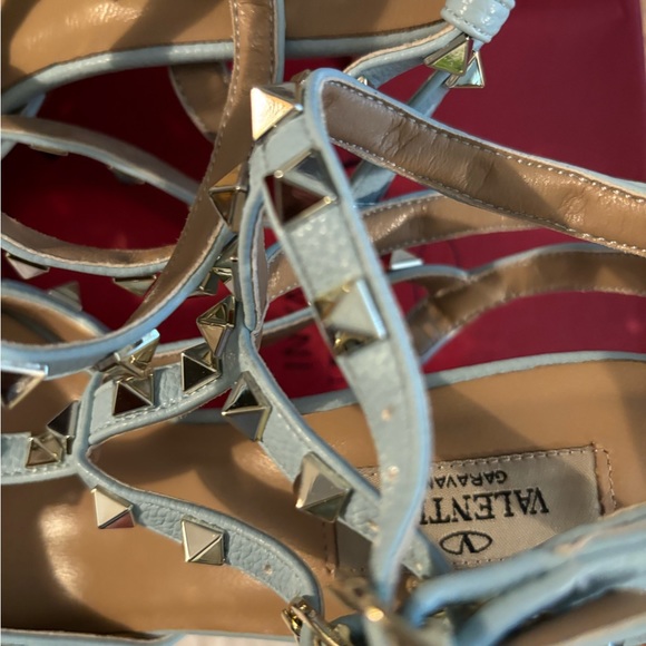 ROCK STUDDED BLUE HEELS. - Picture 3 of 6